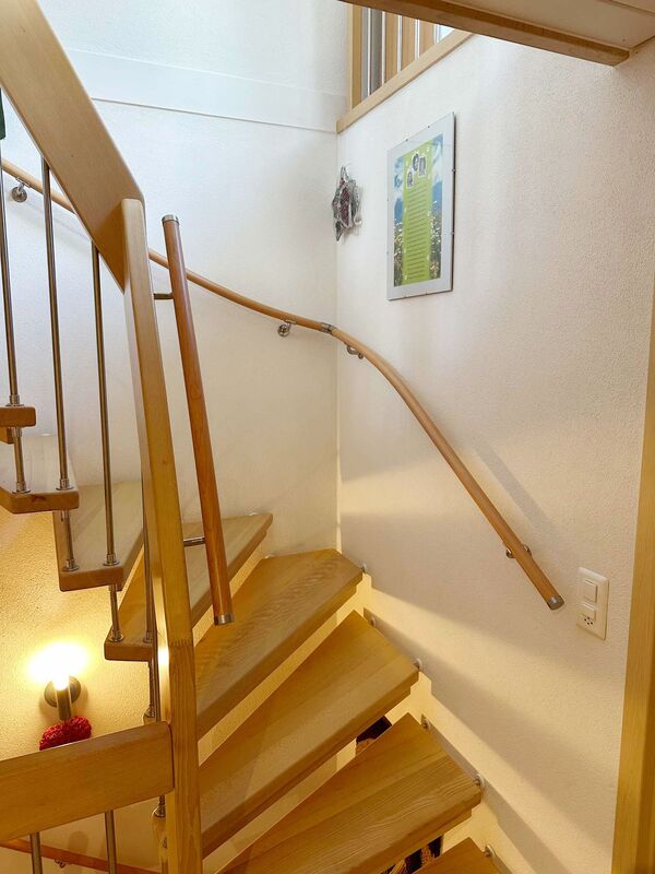 Beidseitiger Flexo Handlauf an einer Treppenmeister-Treppe